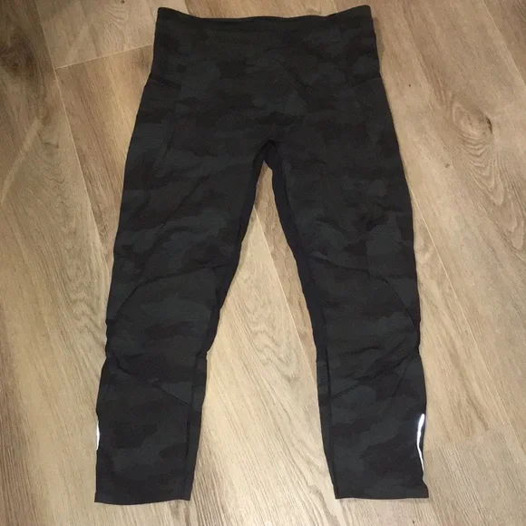 LULULEMON NWOT DARK CAMOUFLAGE LEGGINGS WITH DRAWSTRING N SIDE POCKETS SIZE MED